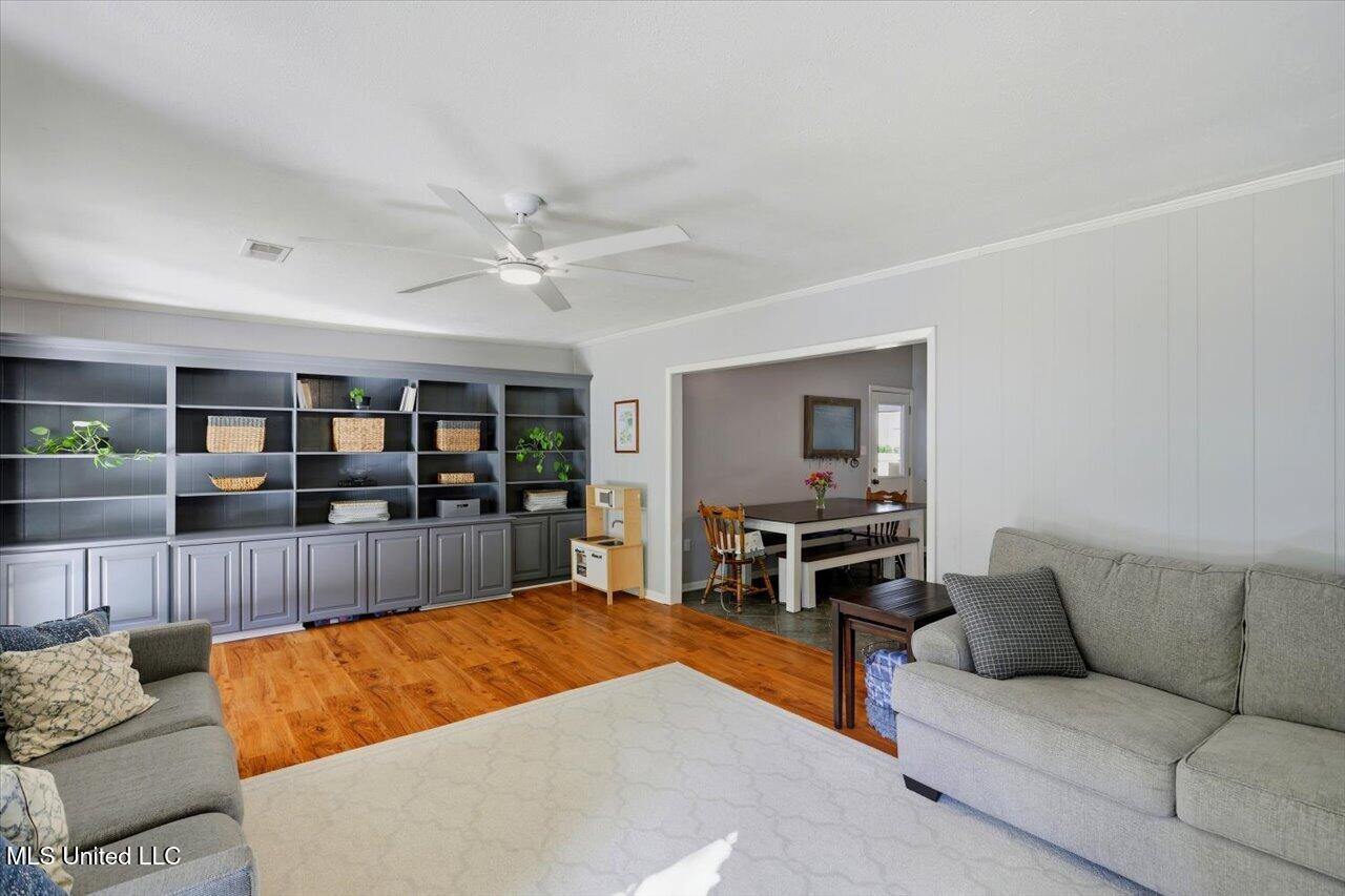 718 Tanglewood Drive