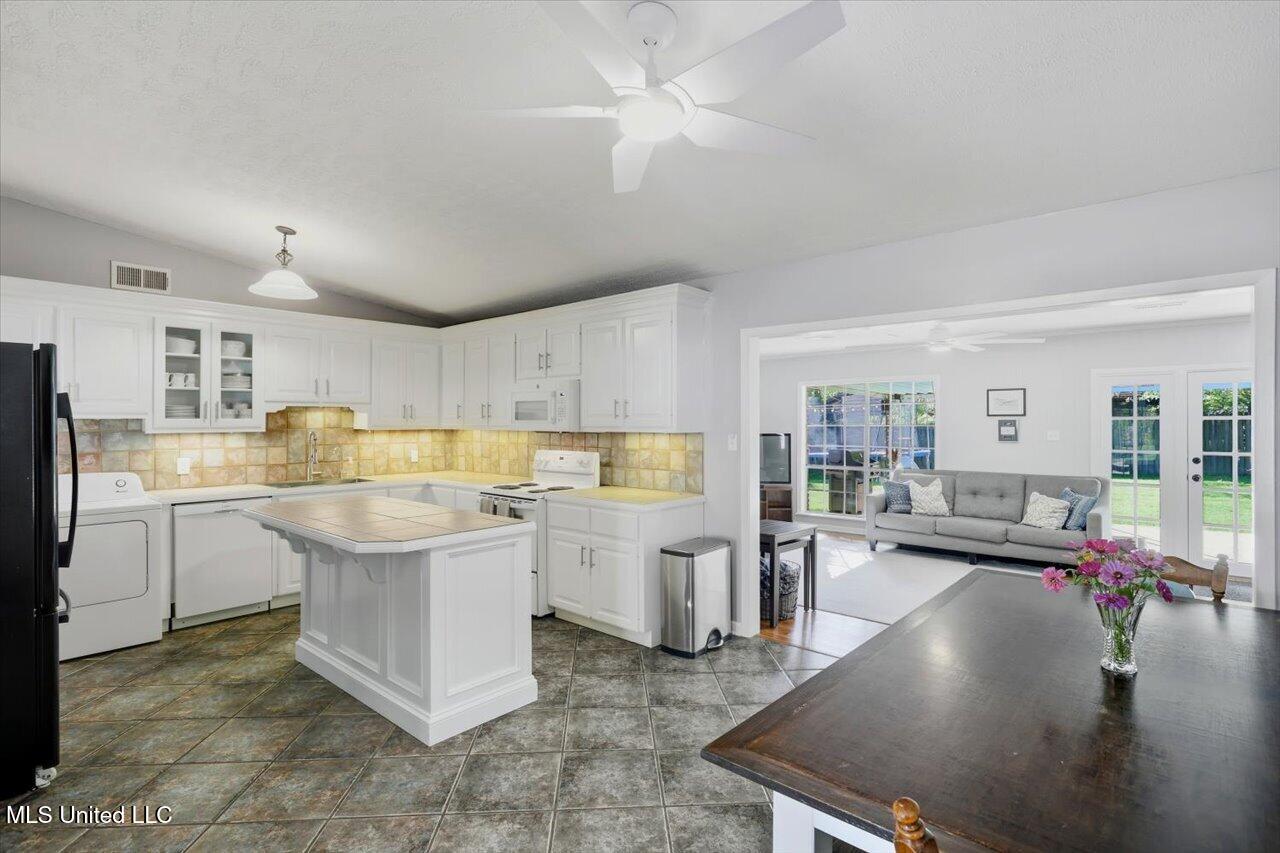 718 Tanglewood Drive