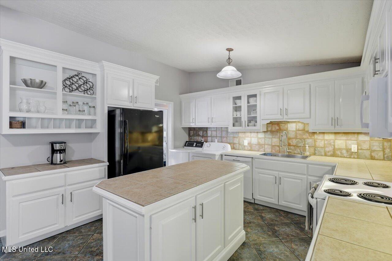 718 Tanglewood Drive