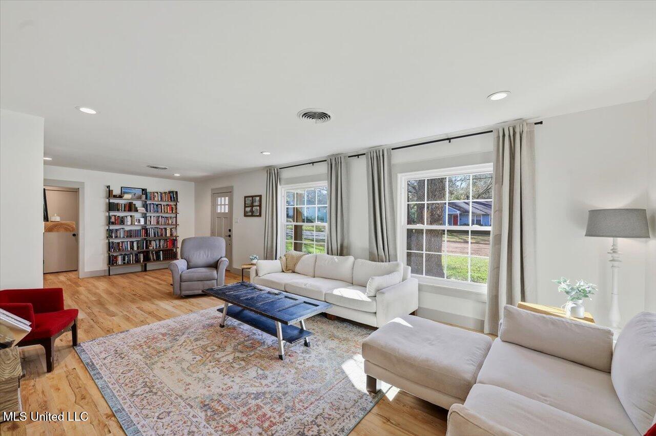 1004 Meadow Heights Drive