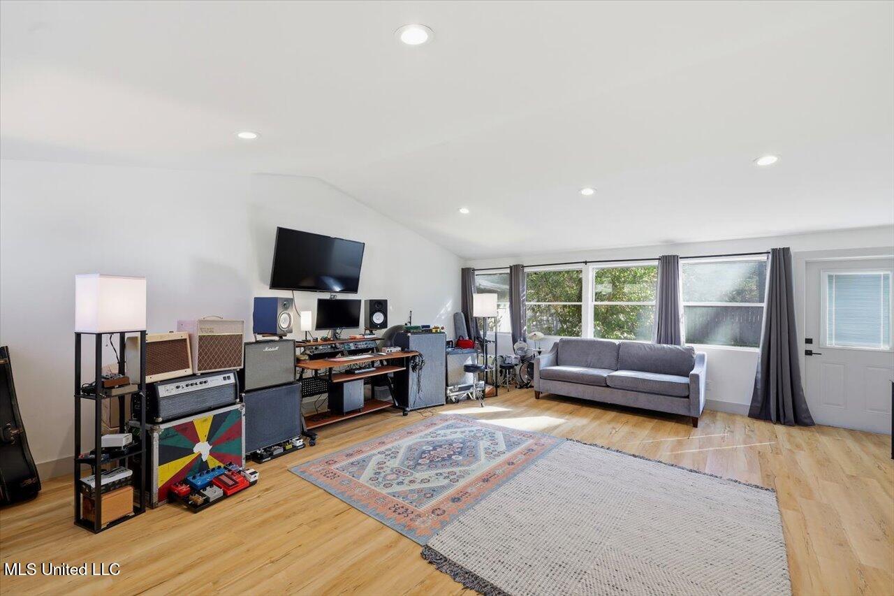 1004 Meadow Heights Drive