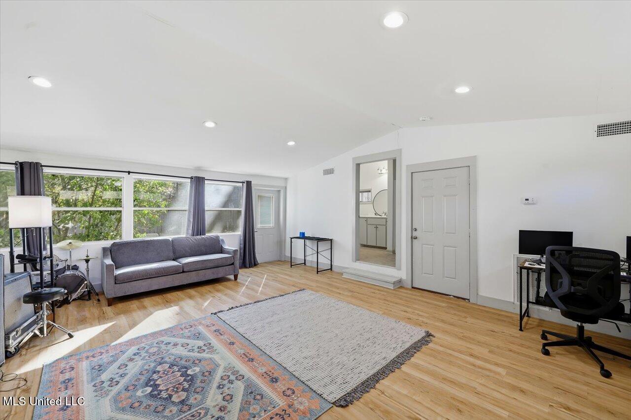 1004 Meadow Heights Drive