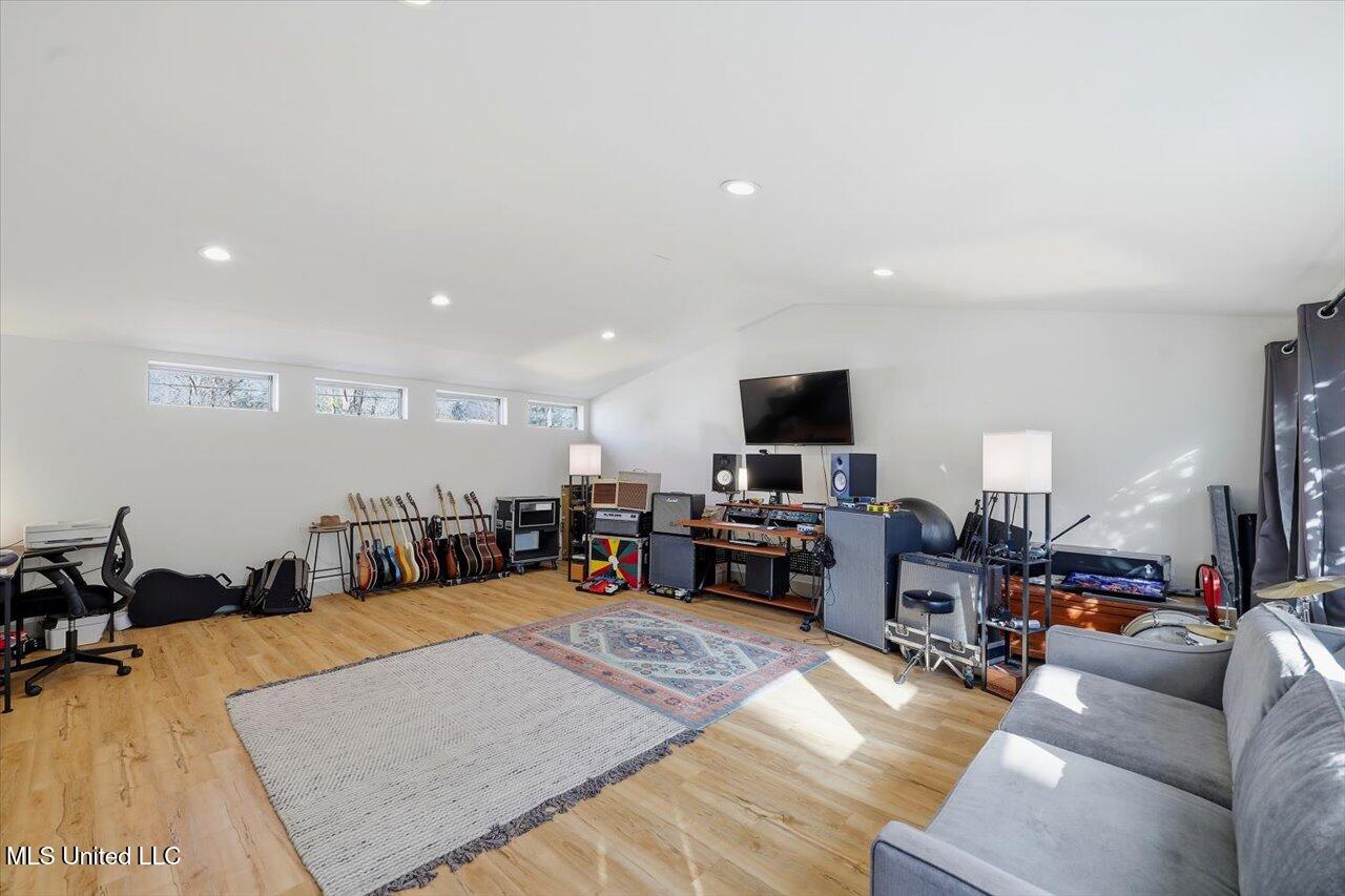 1004 Meadow Heights Drive