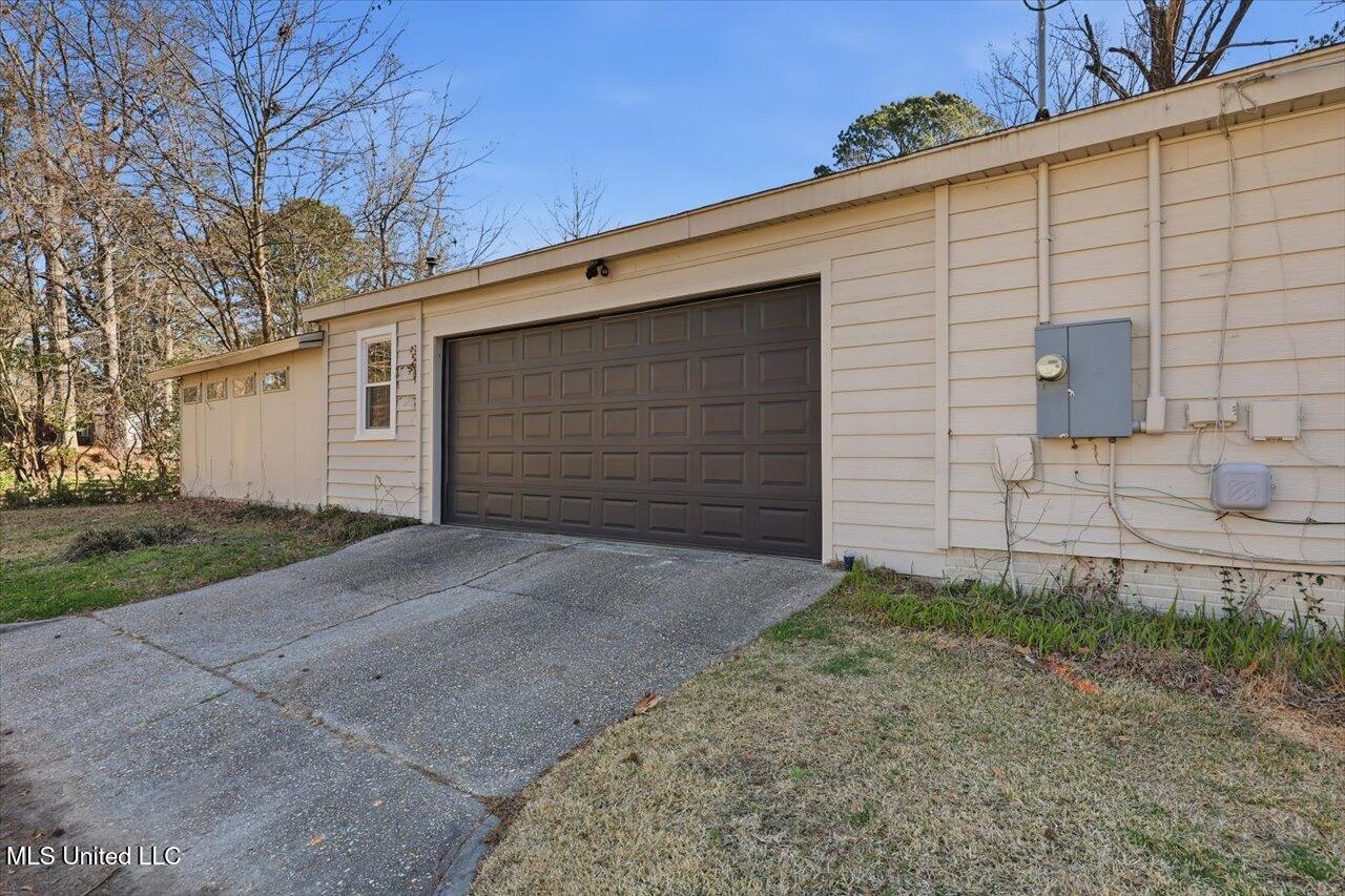 1004 Meadow Heights Drive