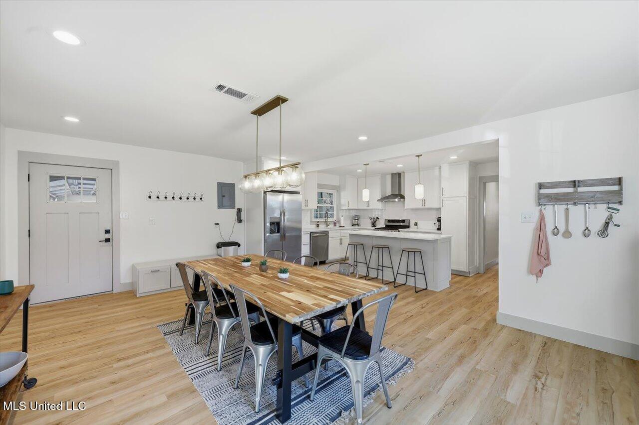 1004 Meadow Heights Drive