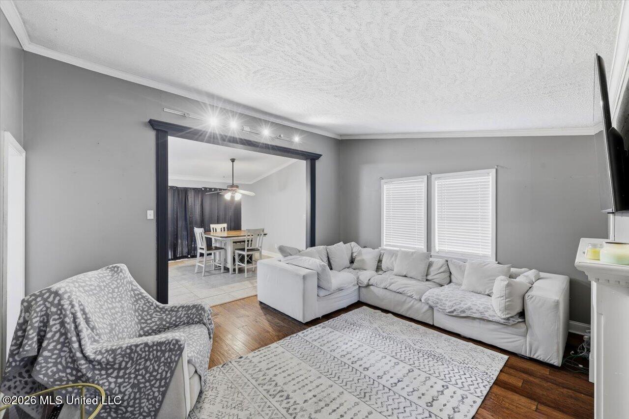 502 W Lakeview Circle