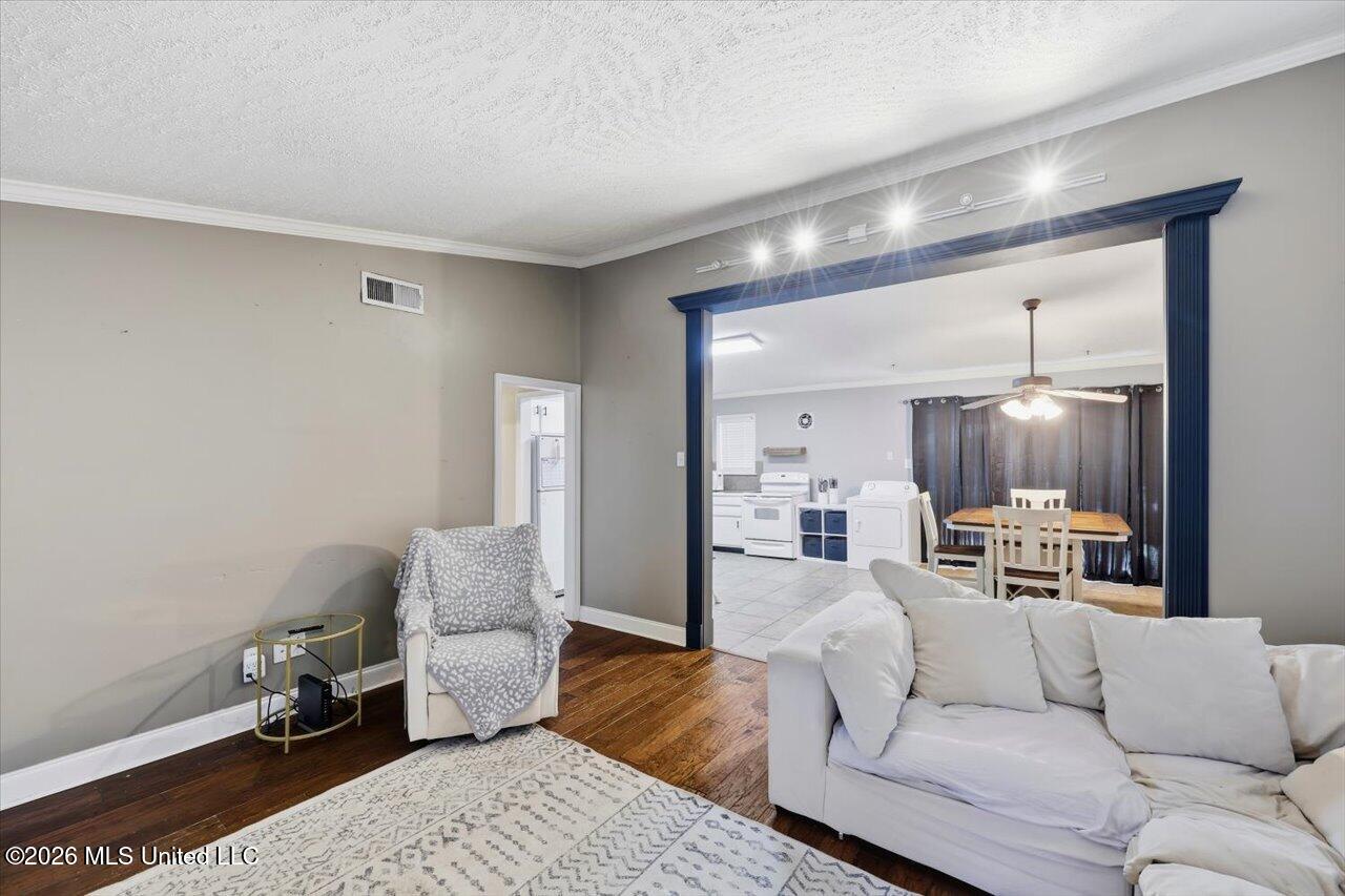 502 W Lakeview Circle