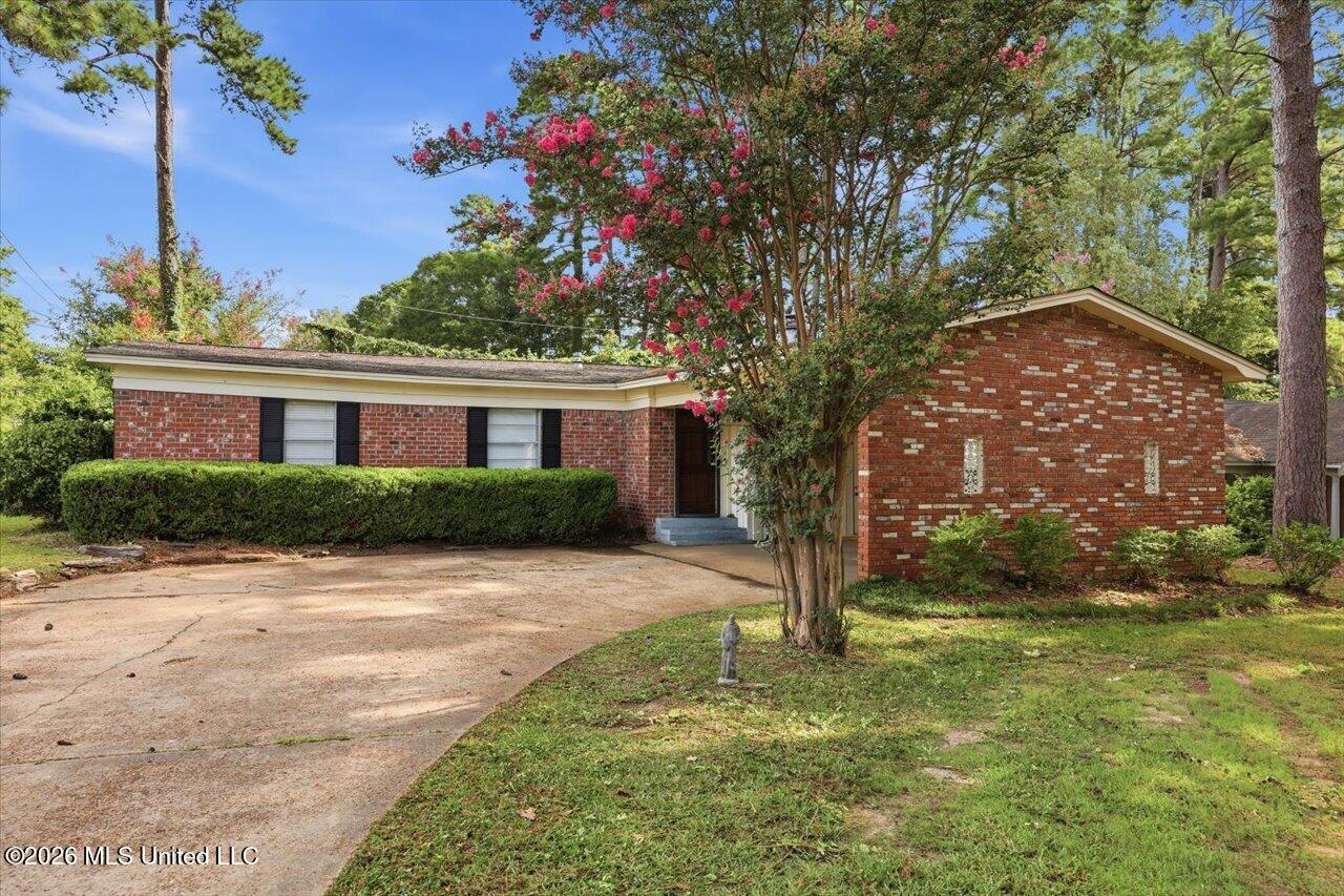 502 W Lakeview Circle