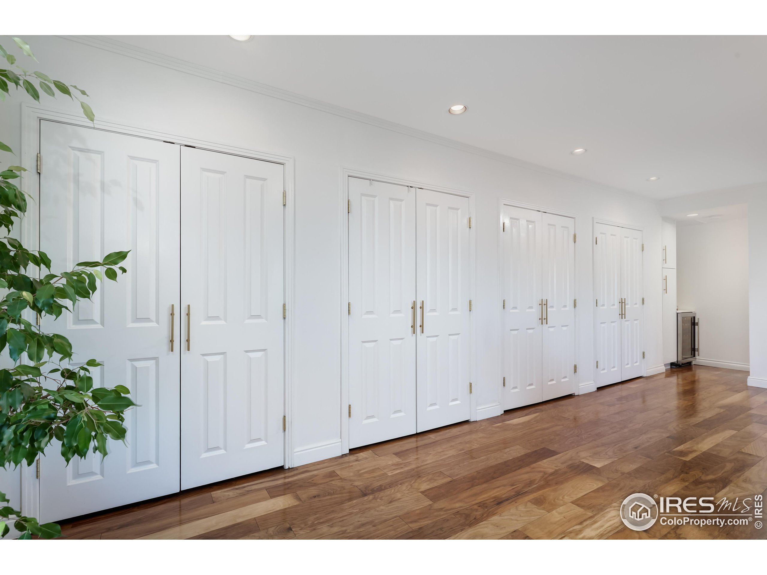 460 S Marion Pkwy 2000