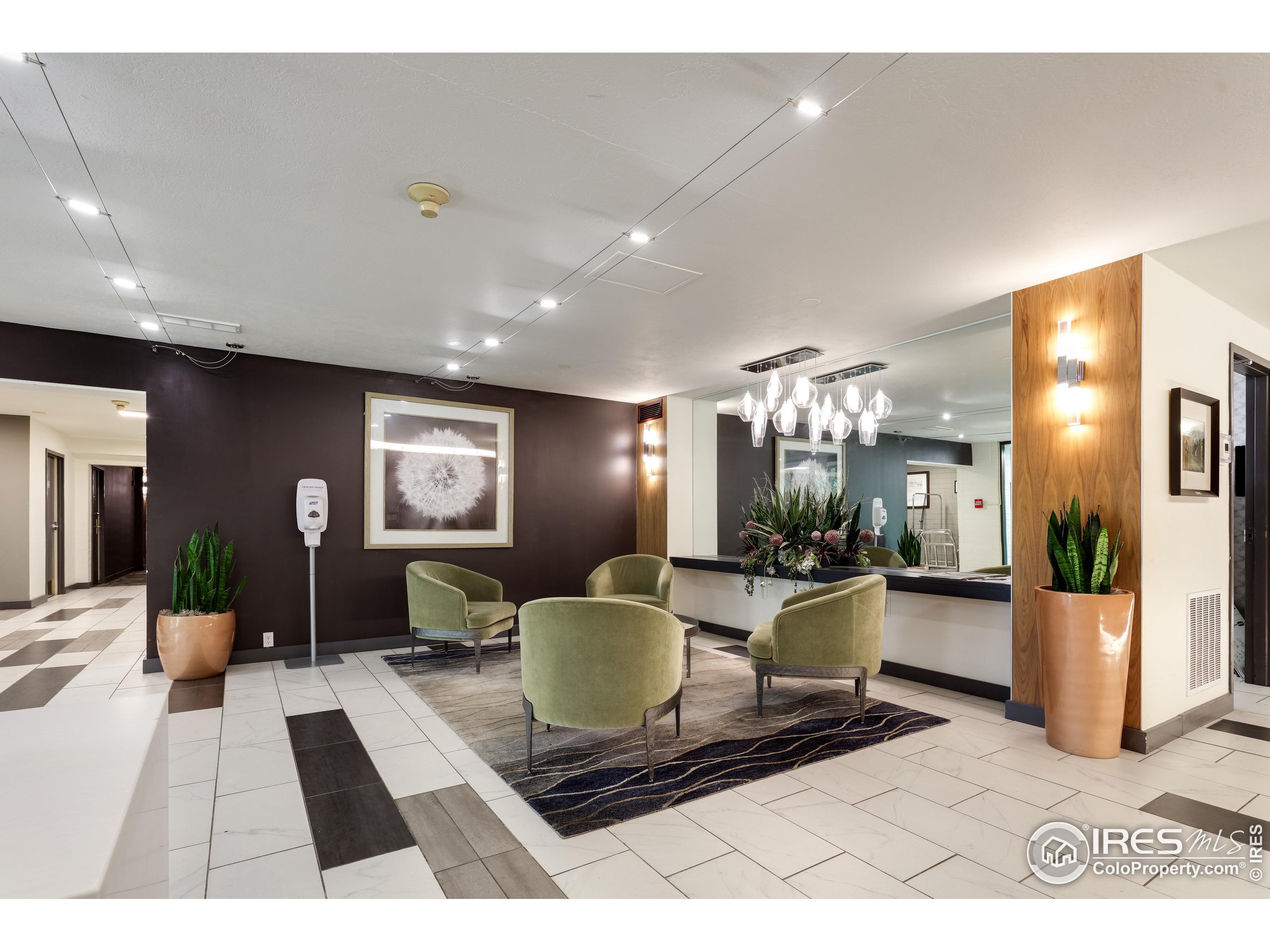 460 S Marion Pkwy 2000