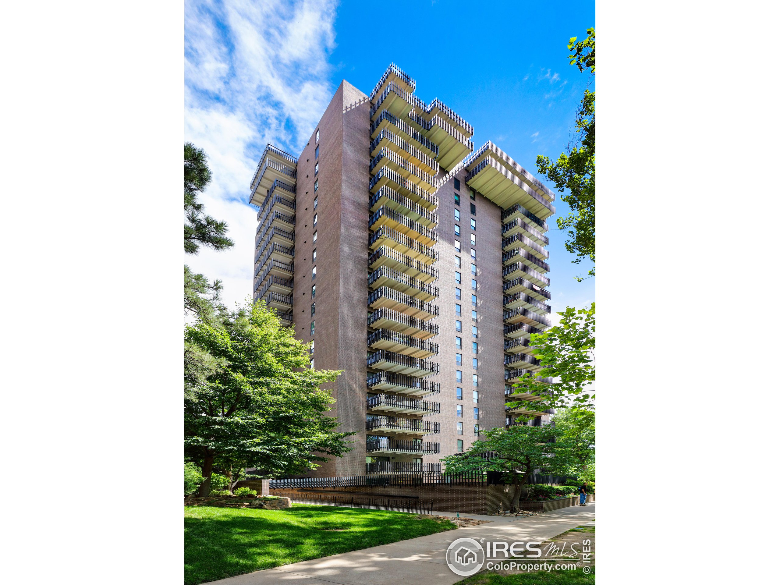 460 S Marion Pkwy 2000