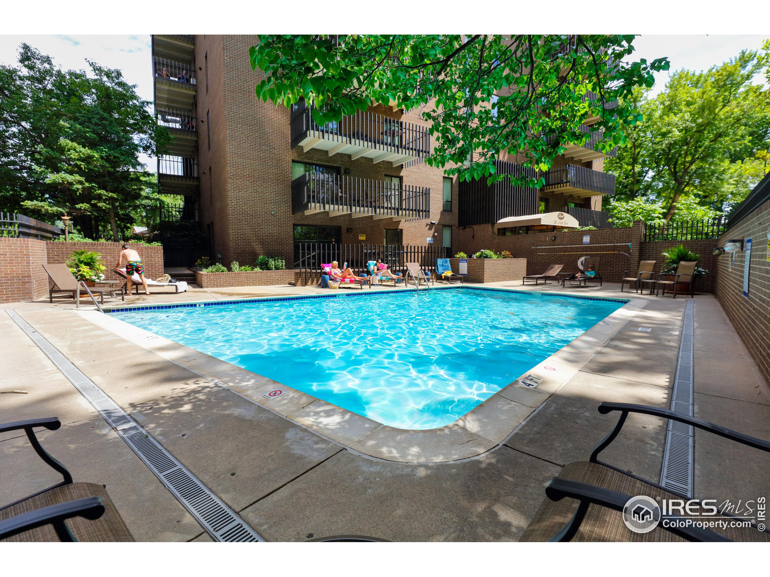 460 S Marion Pkwy 2000