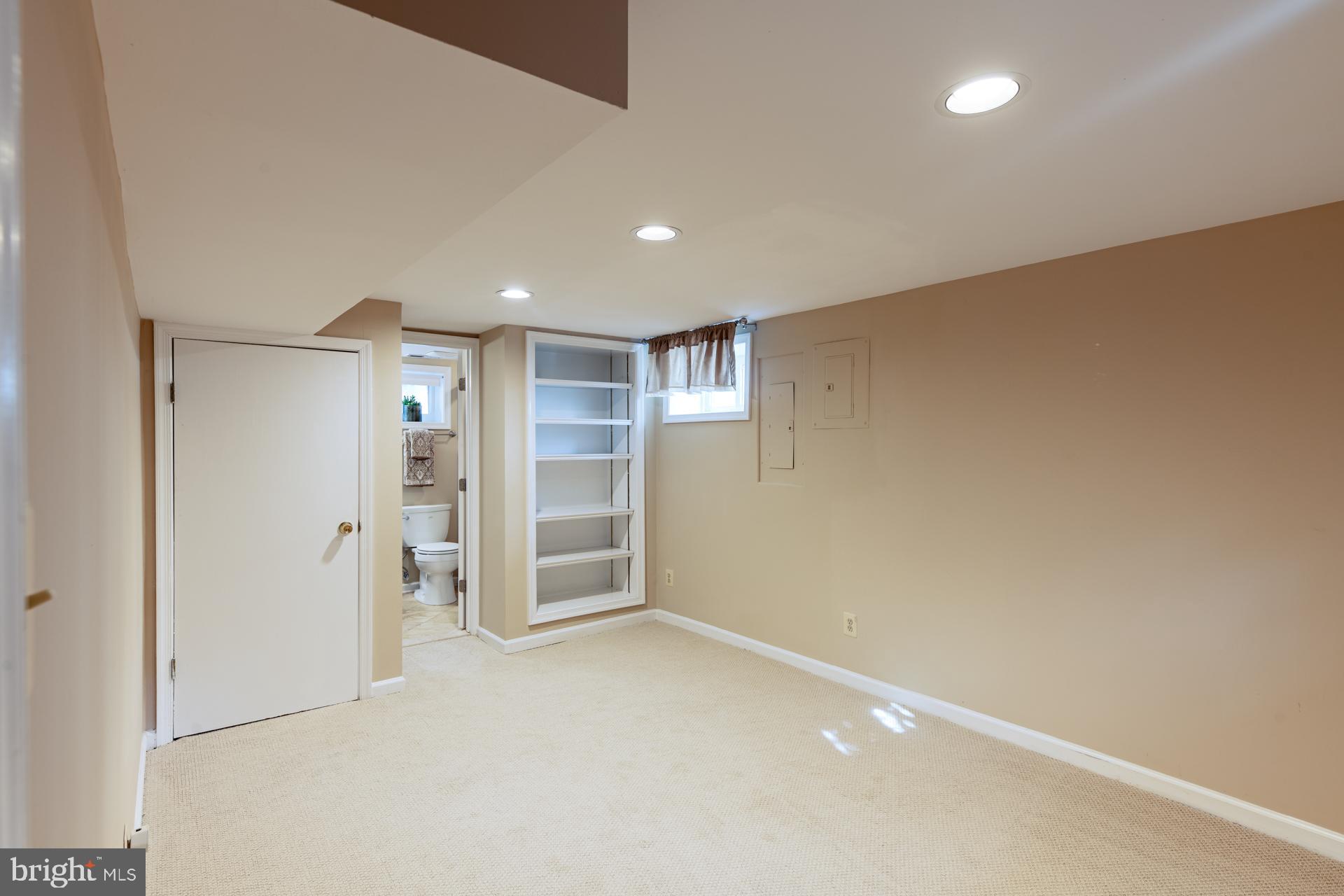 23 W GLENDALE AVENUE