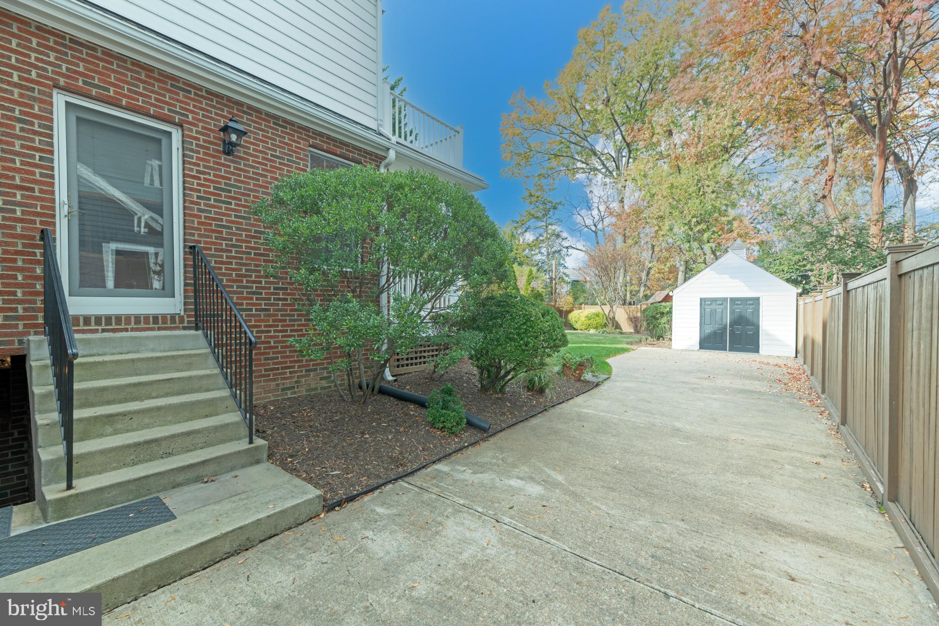 23 W GLENDALE AVENUE