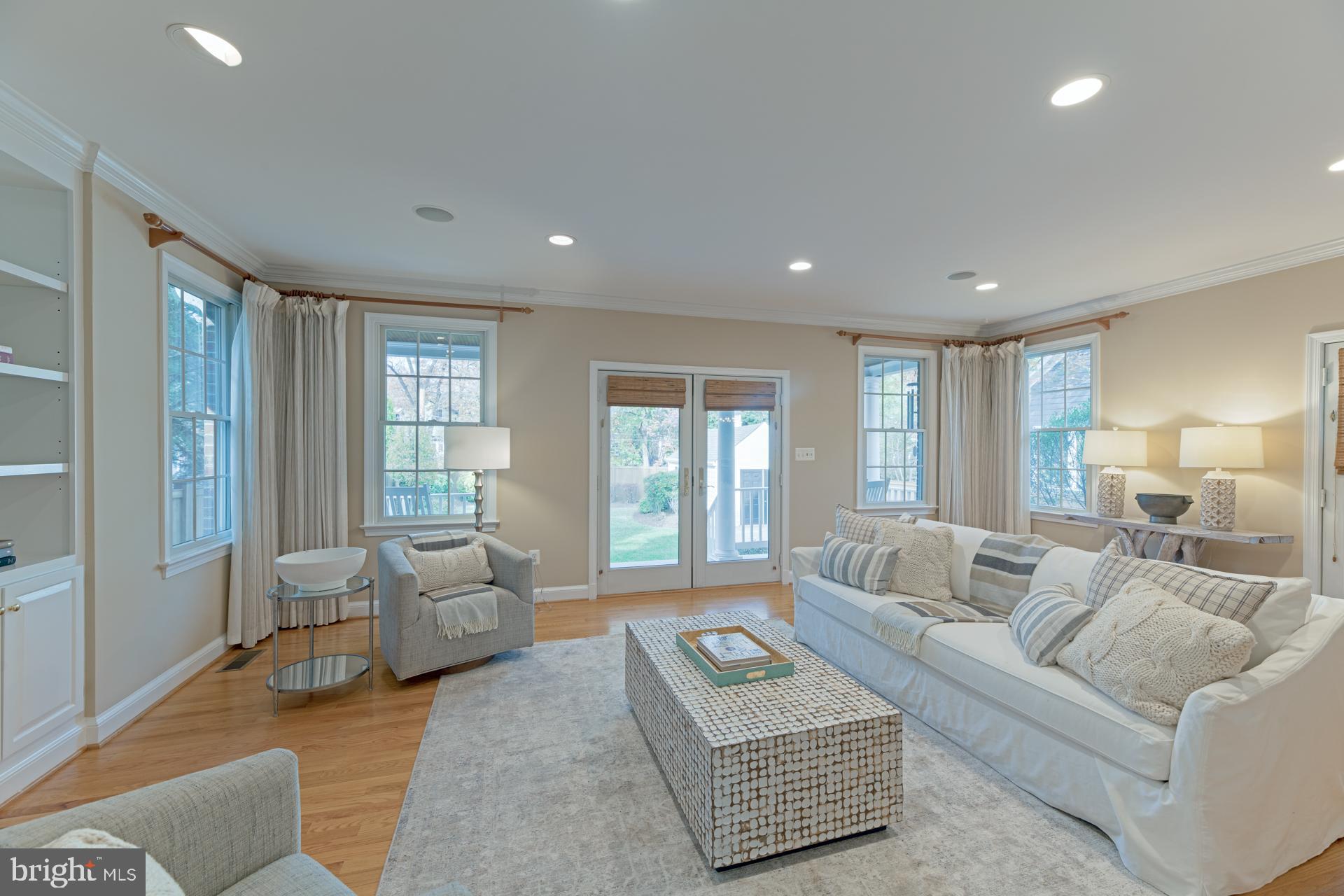 23 W GLENDALE AVENUE