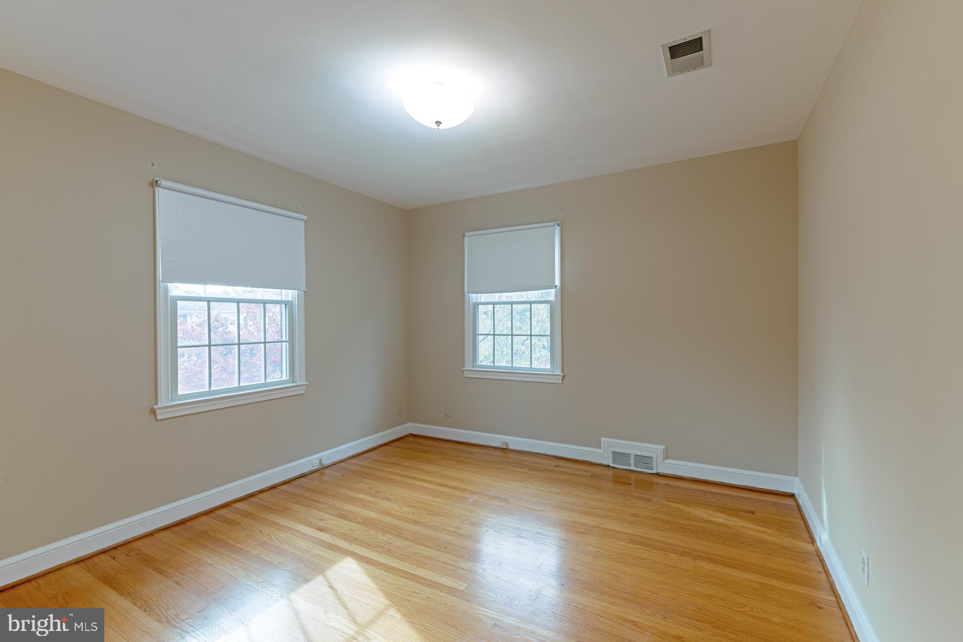 23 W GLENDALE AVENUE