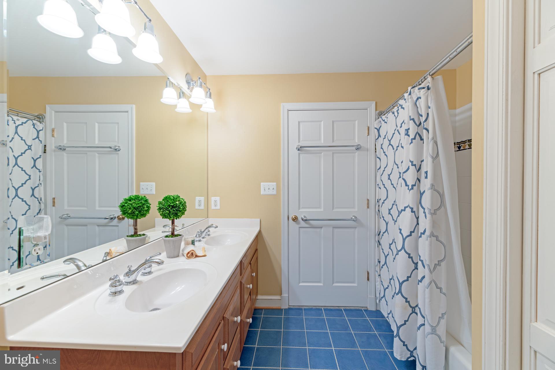 23 W GLENDALE AVENUE