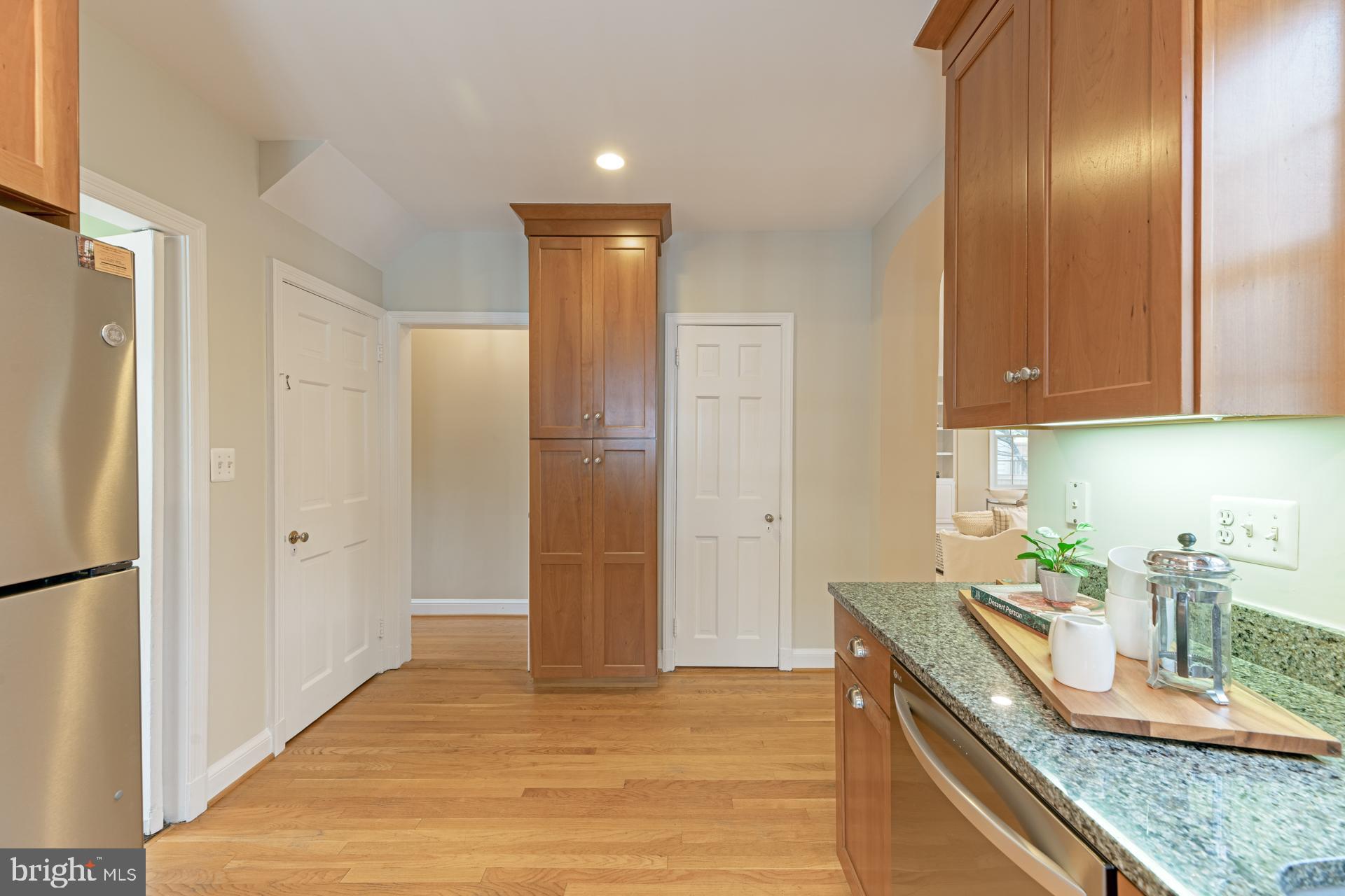 23 W GLENDALE AVENUE