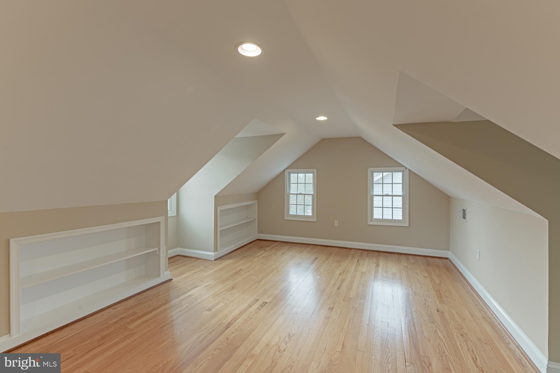 23 W GLENDALE AVENUE