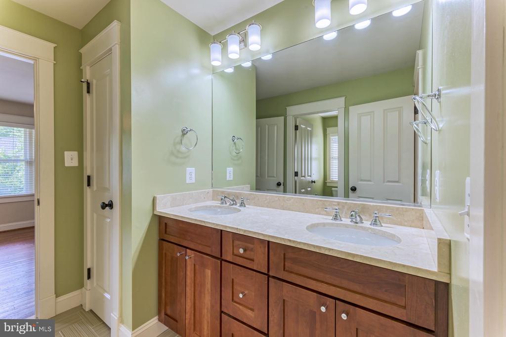 24 GLENDALE AVENUE W