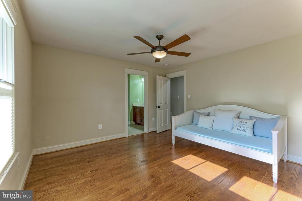24 GLENDALE AVENUE W