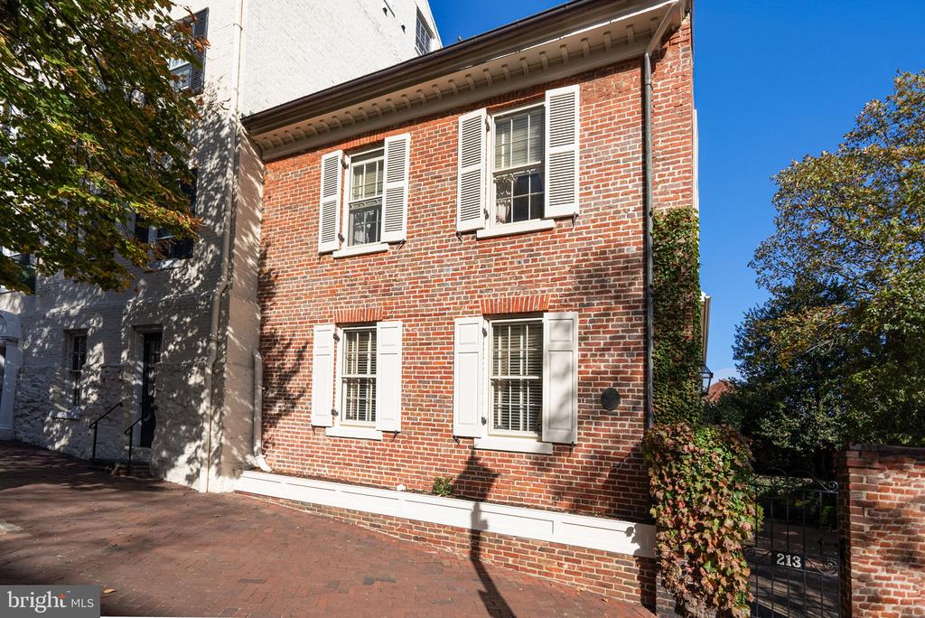 213 CAMERON STREET