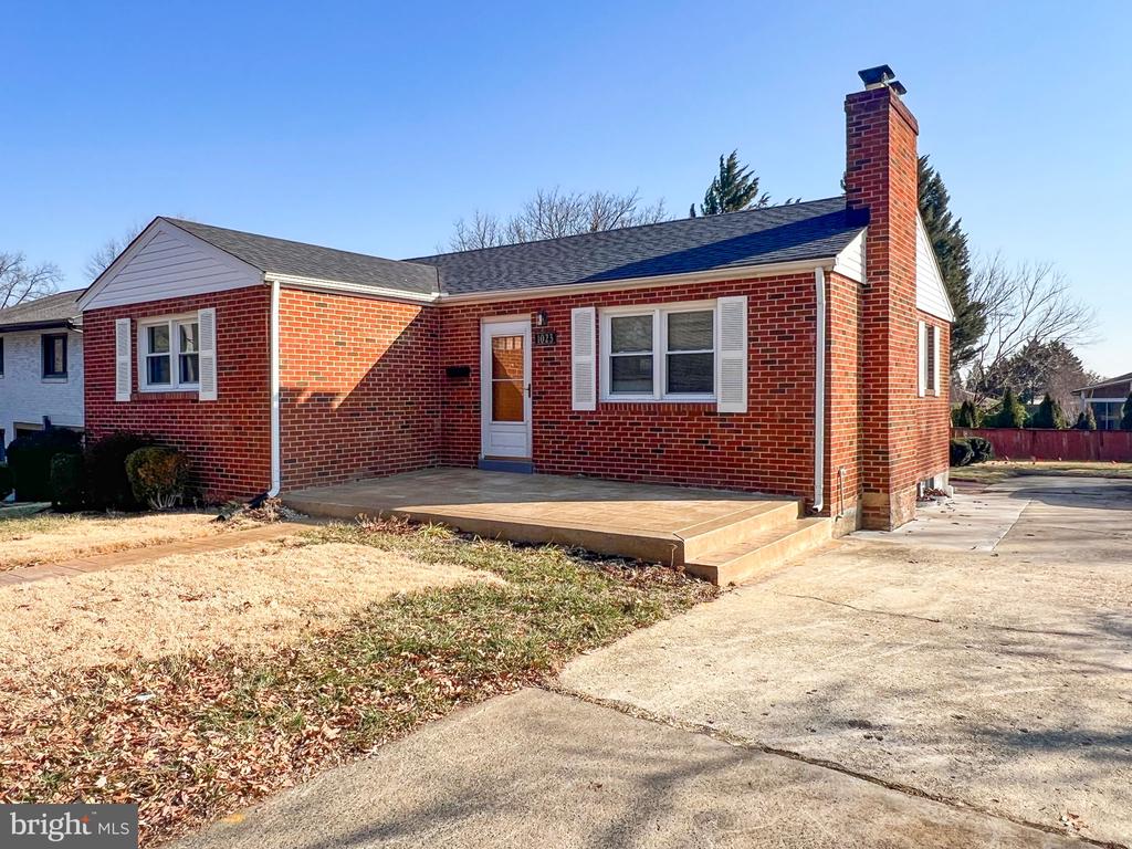1023 N QUAKER LANE