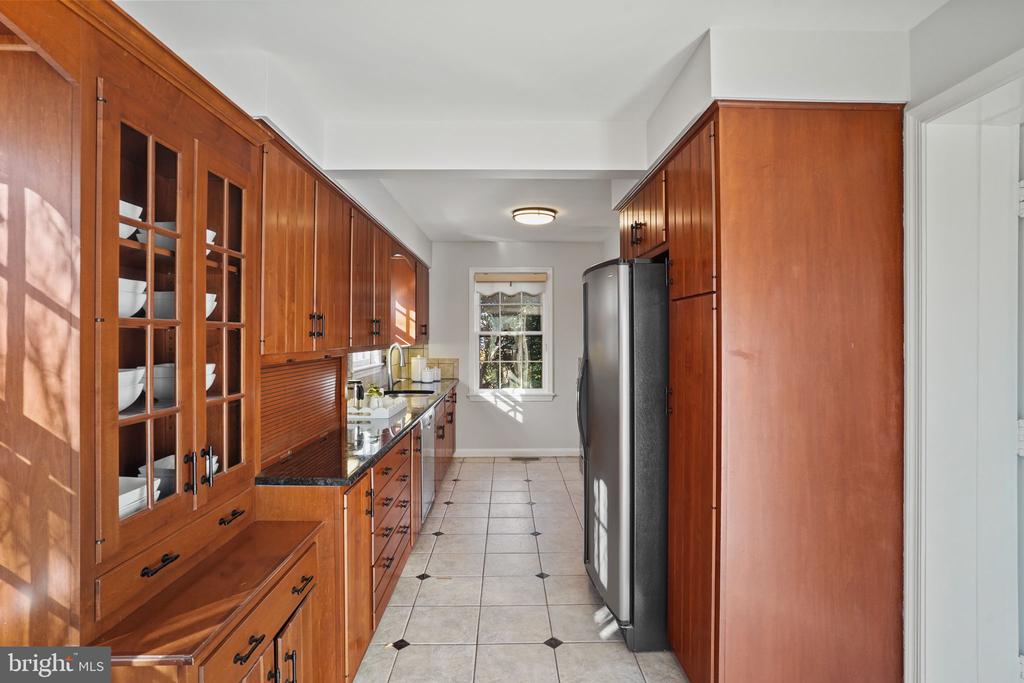 406 BRADDOCK ROAD W