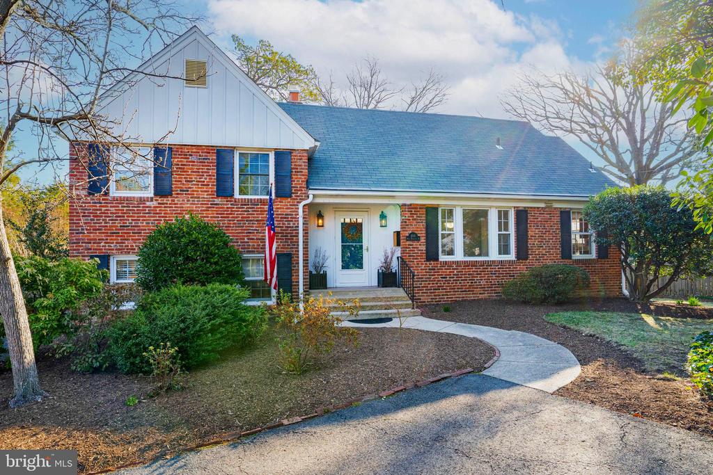 406 BRADDOCK ROAD W