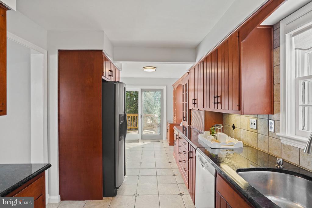 406 BRADDOCK ROAD W