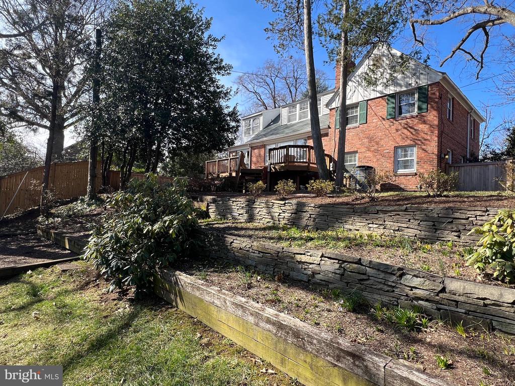 406 BRADDOCK ROAD W