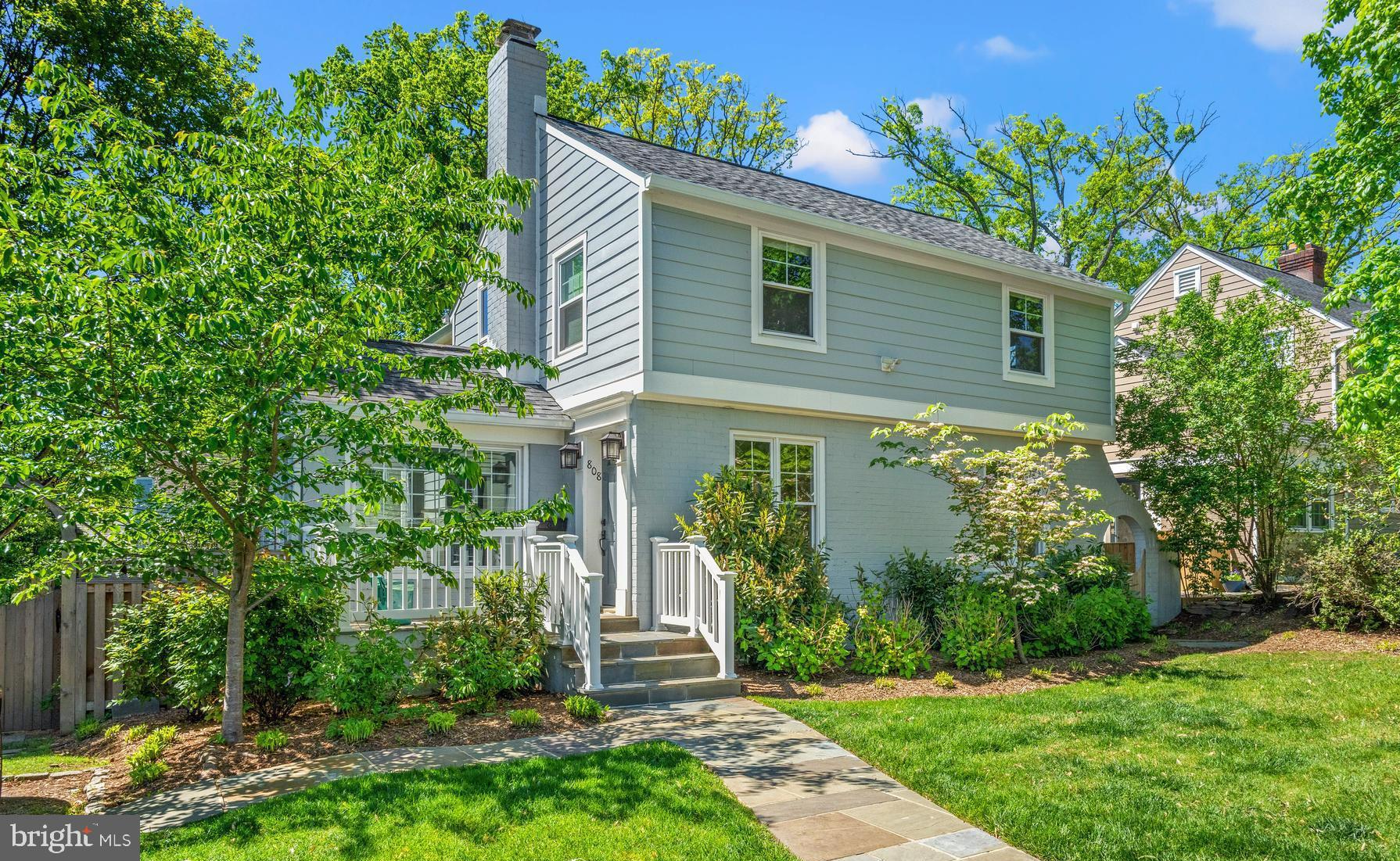 808 GRAND VIEW DRIVE