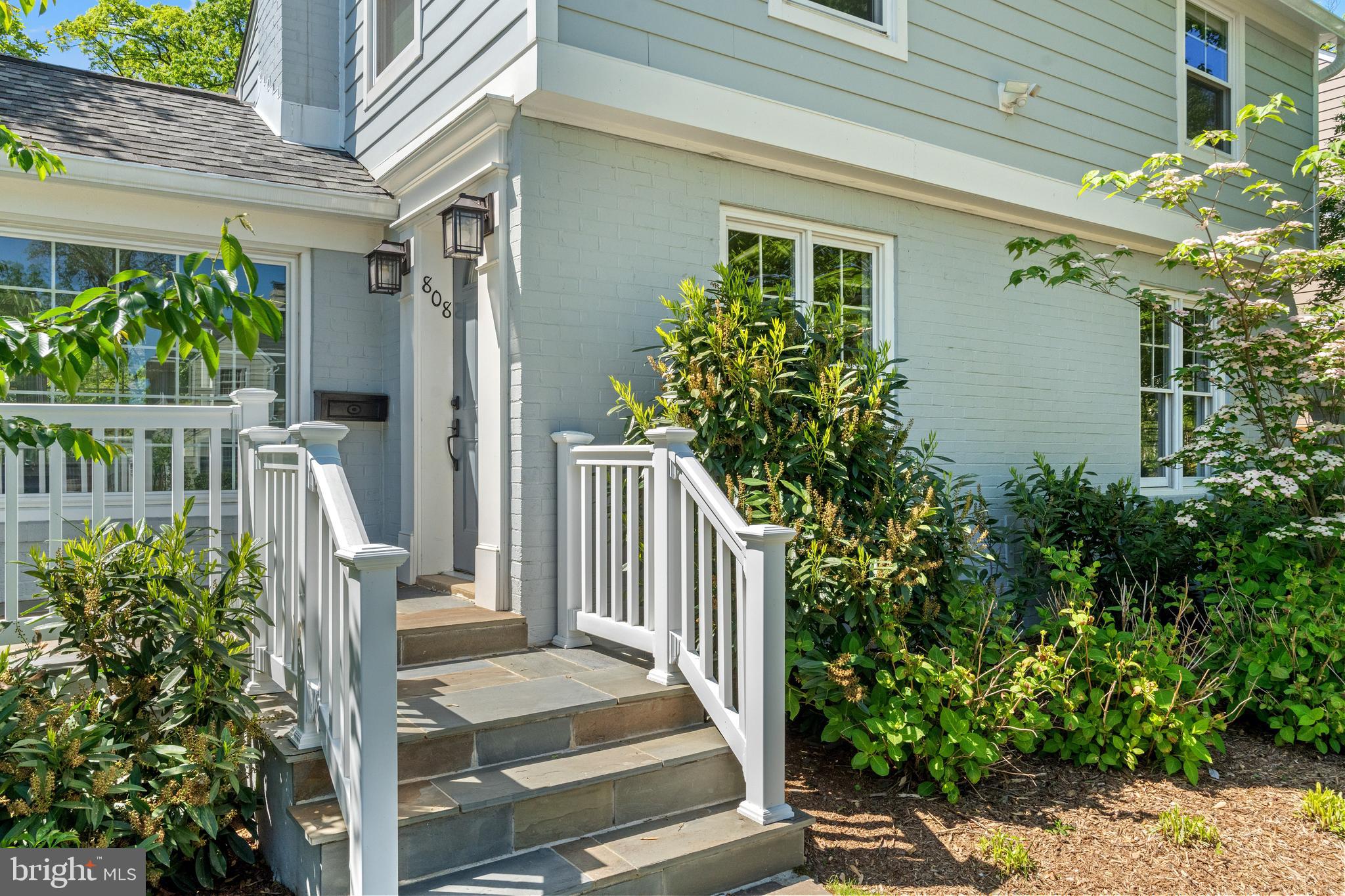 808 GRAND VIEW DRIVE