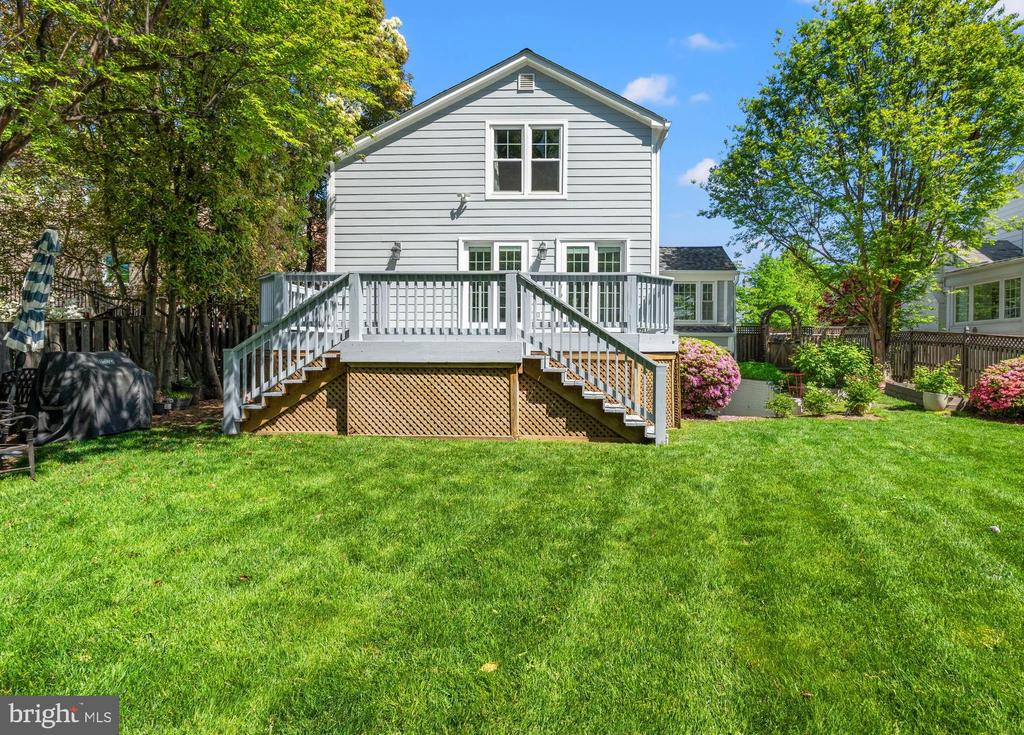 808 GRAND VIEW DRIVE