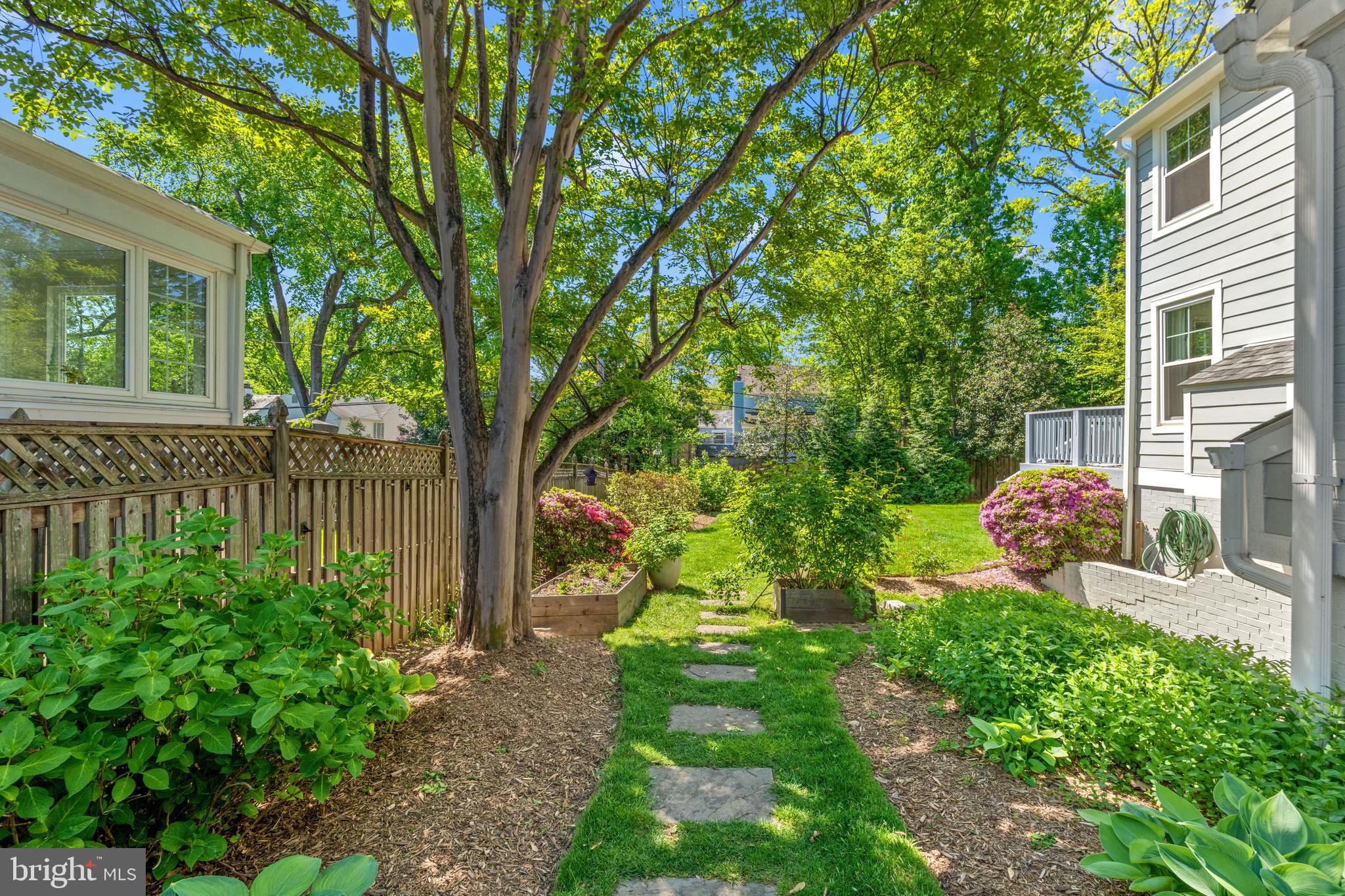 808 GRAND VIEW DRIVE