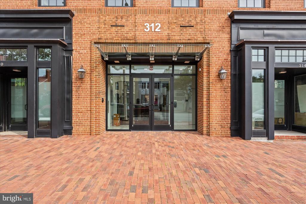 312 S WASHINGTON STREET Unit: 502