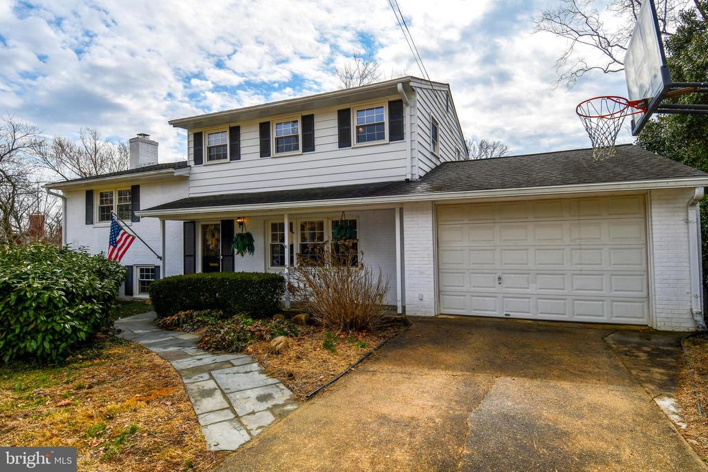 823 NEAL DRIVE