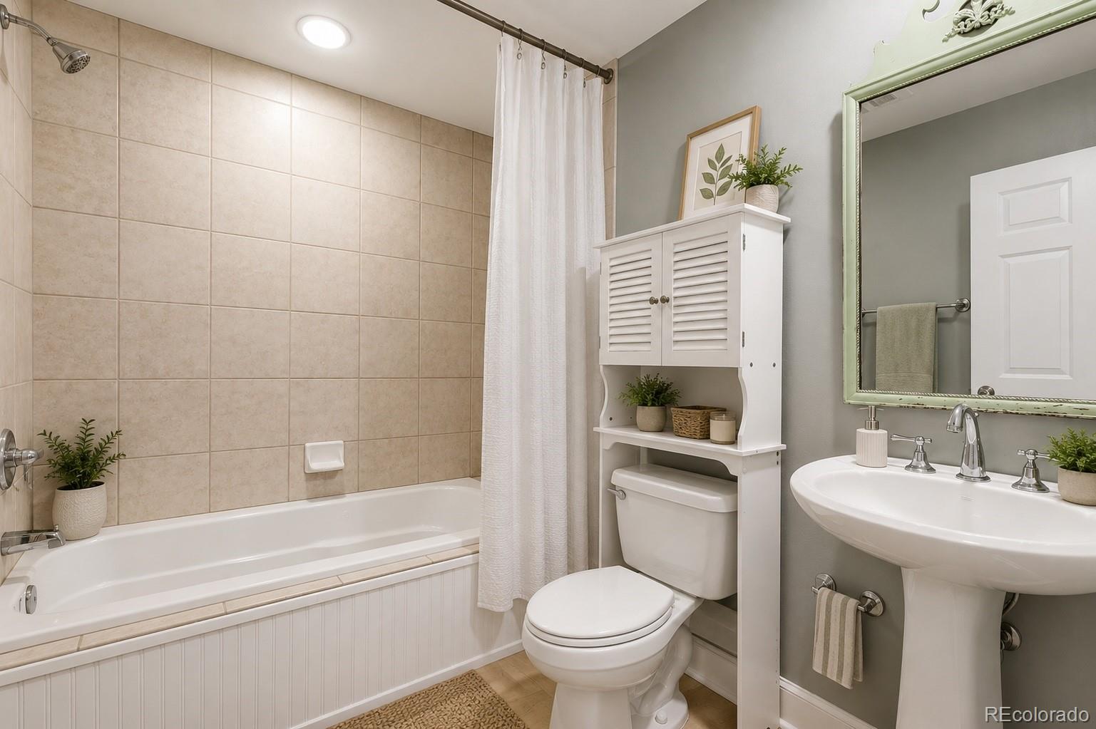 1630 N Clarkson Street Unit: 204
