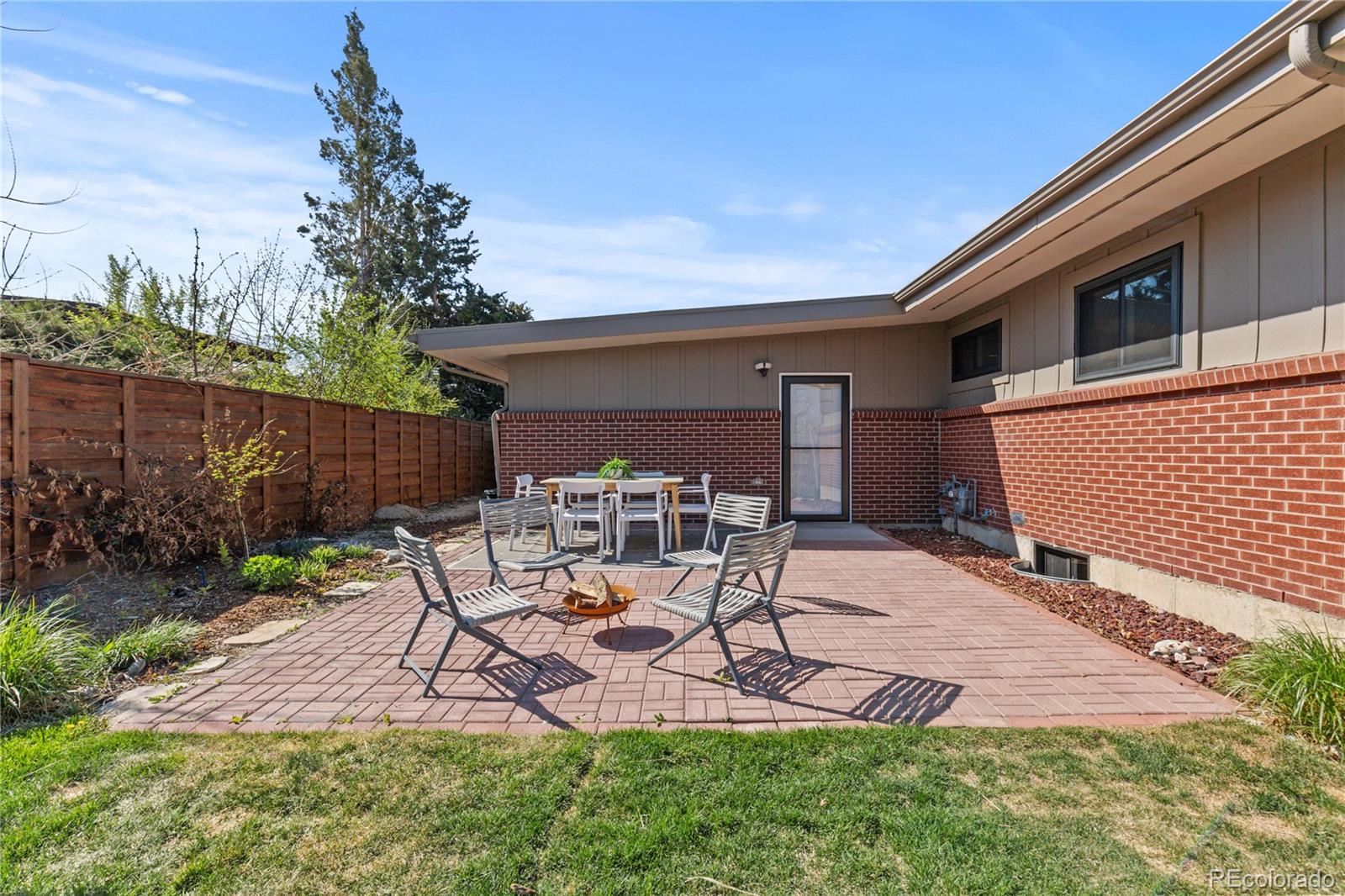 3035 E Maplewood Avenue