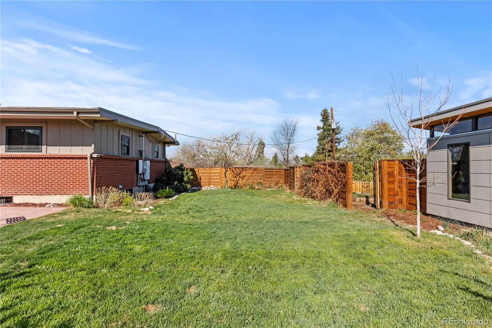3035 E Maplewood Avenue