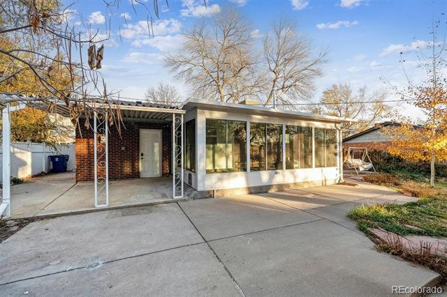1055 Iris Street
