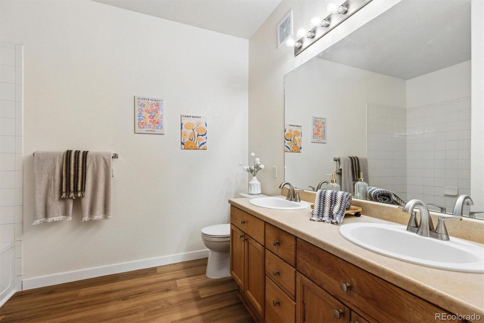 8456 S Hoyt Way Unit: 205