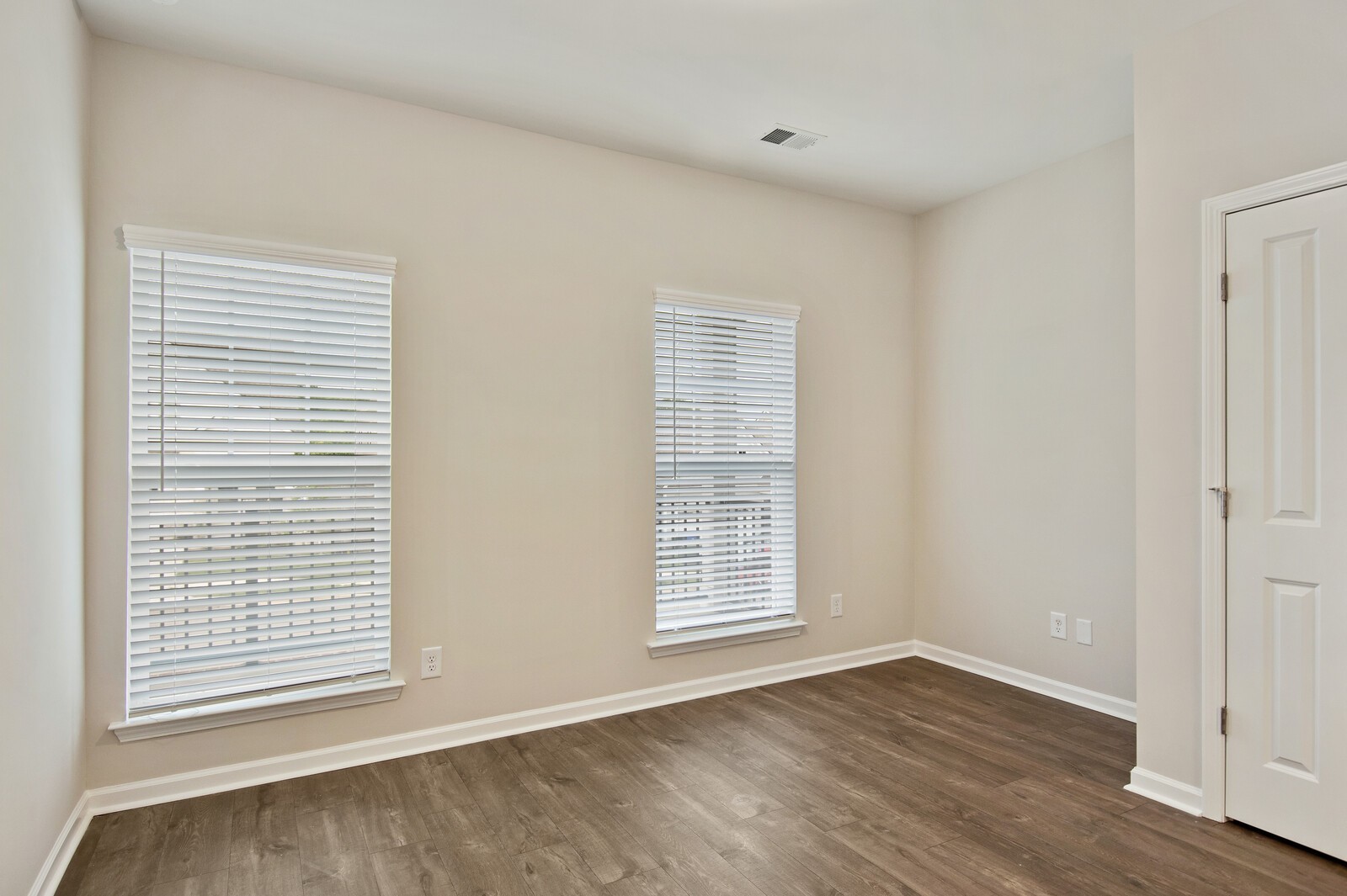 8121 Warbler Way