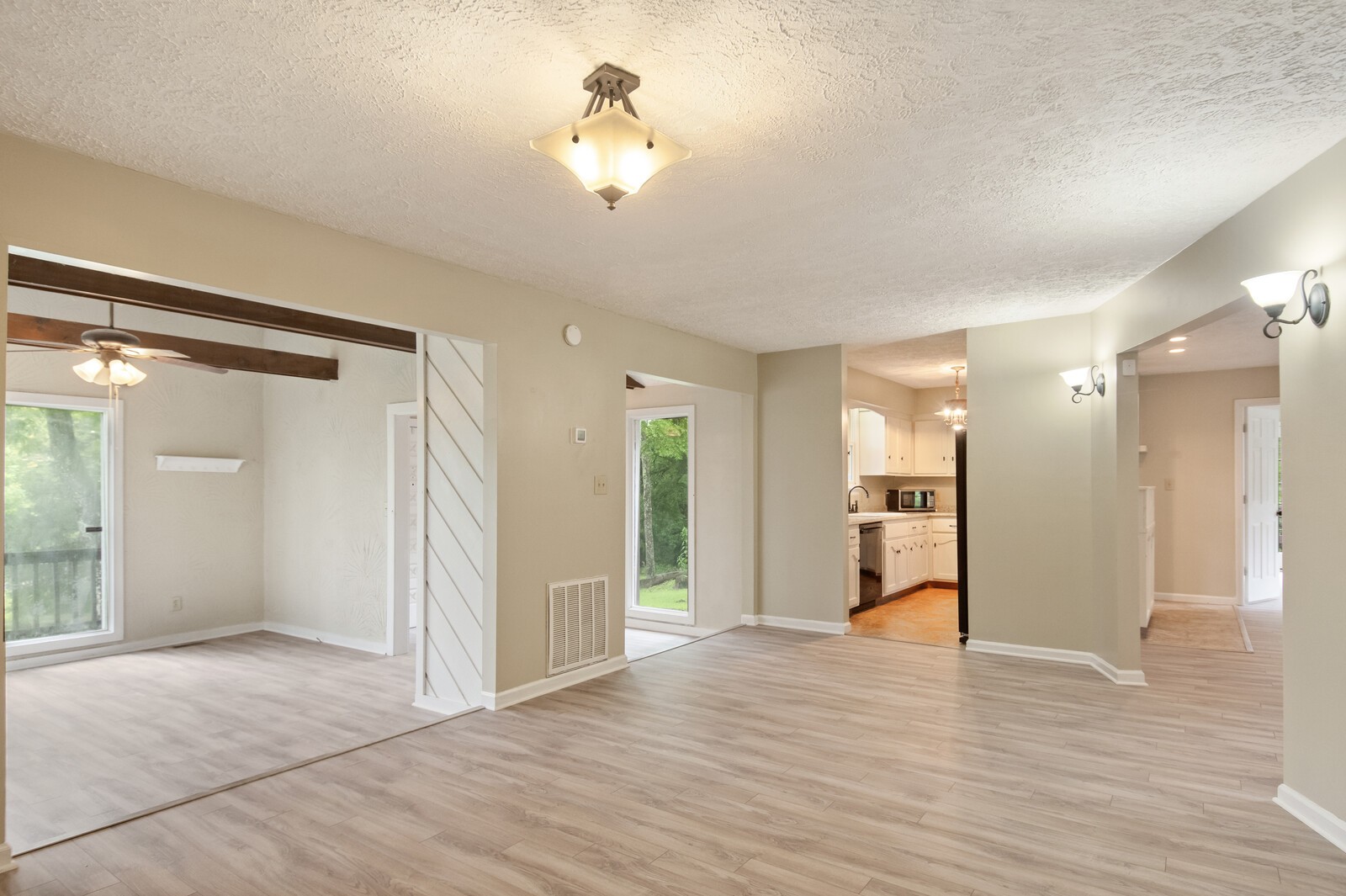 1990 Old Clarksville Pike