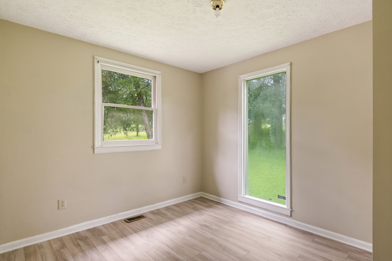 1990 Old Clarksville Pike