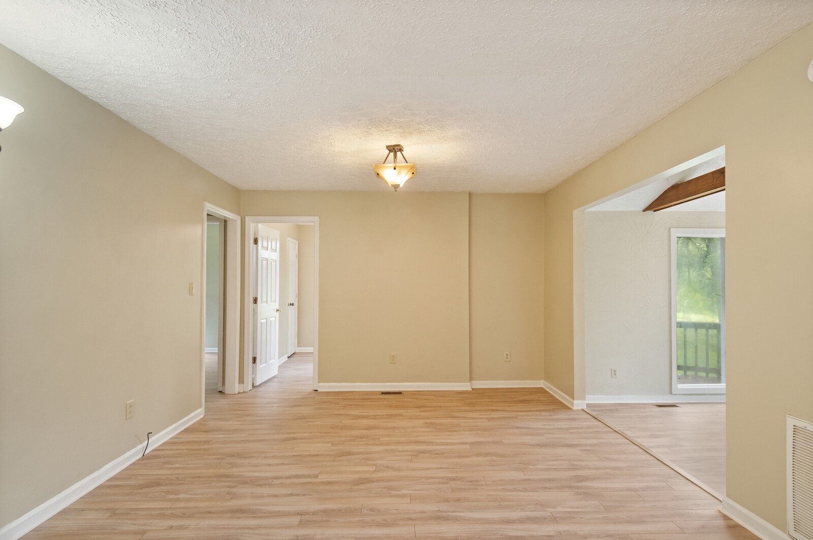 1990 Old Clarksville Pike