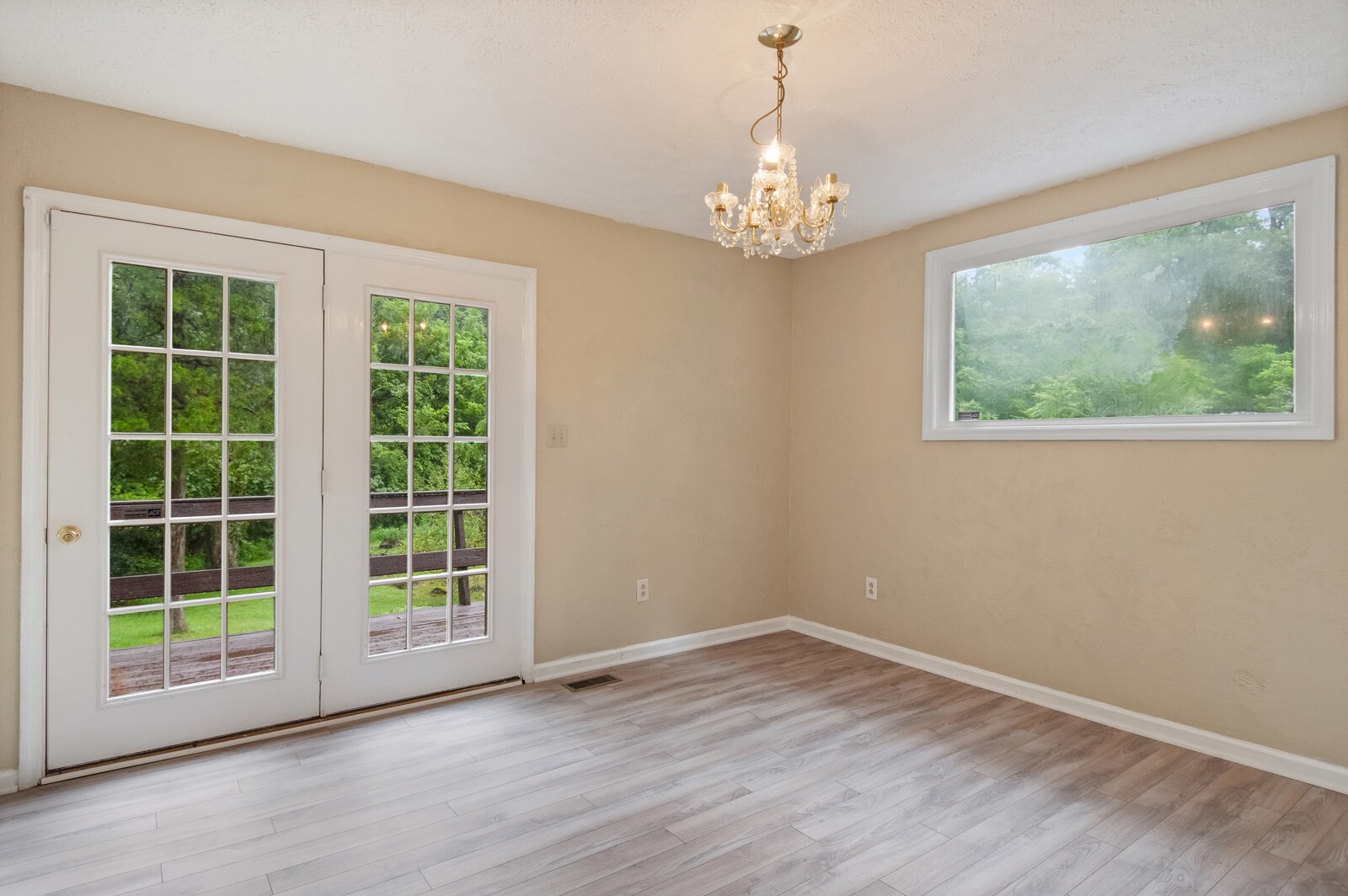 1990 Old Clarksville Pike