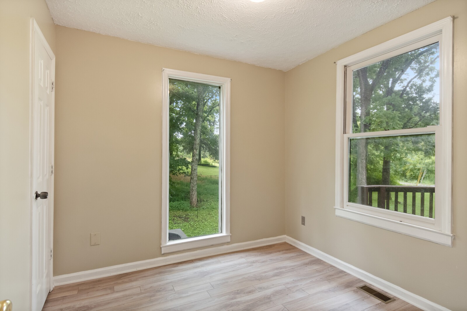 1990 Old Clarksville Pike