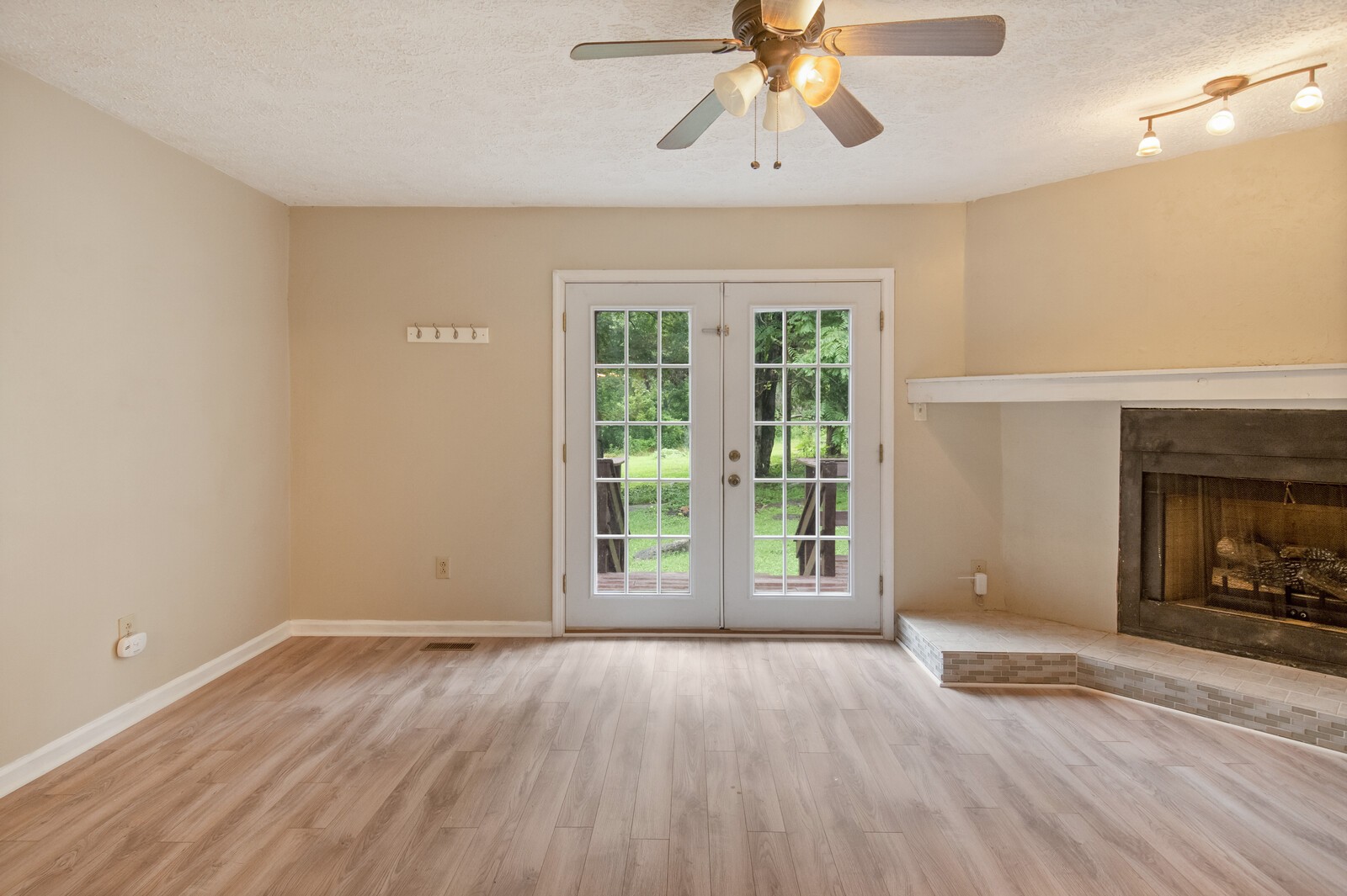 1990 Old Clarksville Pike