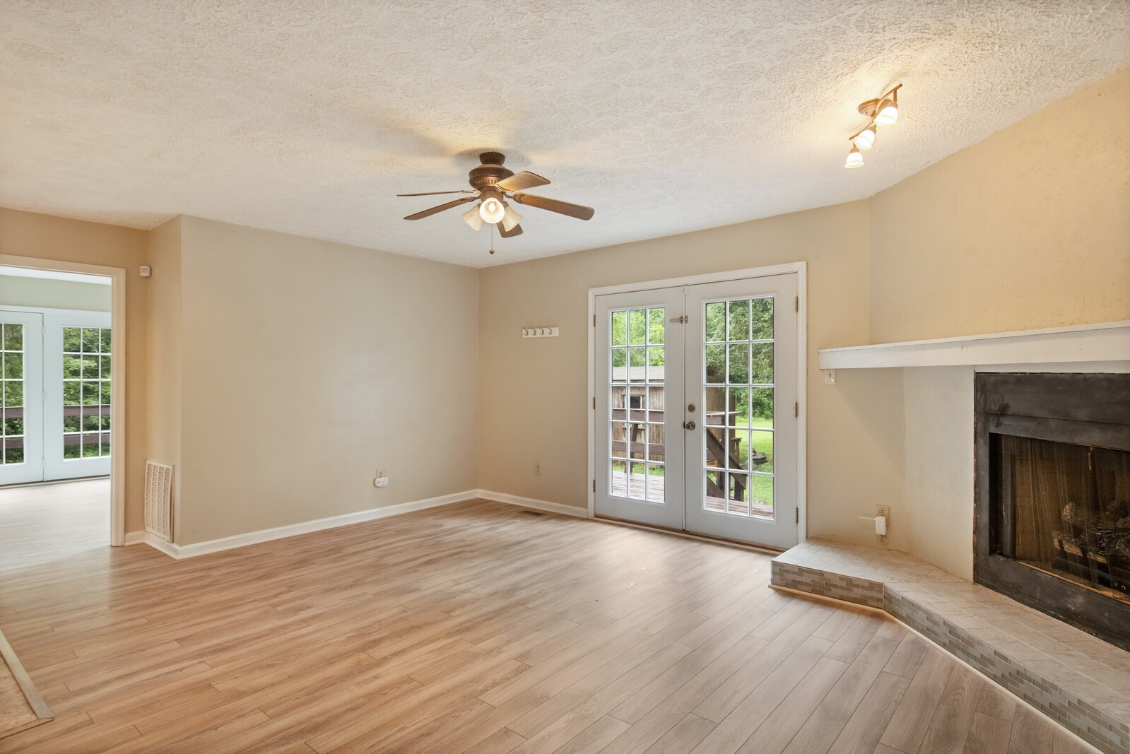 1990 Old Clarksville Pike